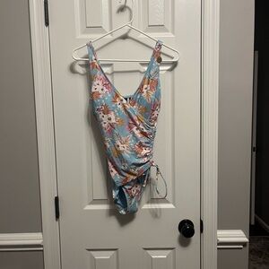 NWT Nip Tuck Women's Floral One
Piece Swimsuit Adjustable Strap
Blue Size 6